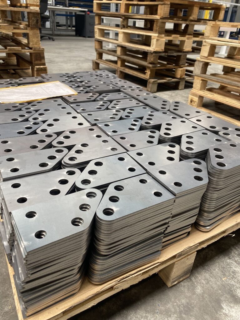 Platines découpées laser acier brut
