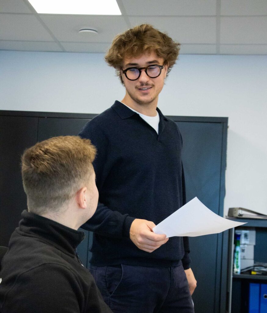 Employés Lasere discutent au bureau