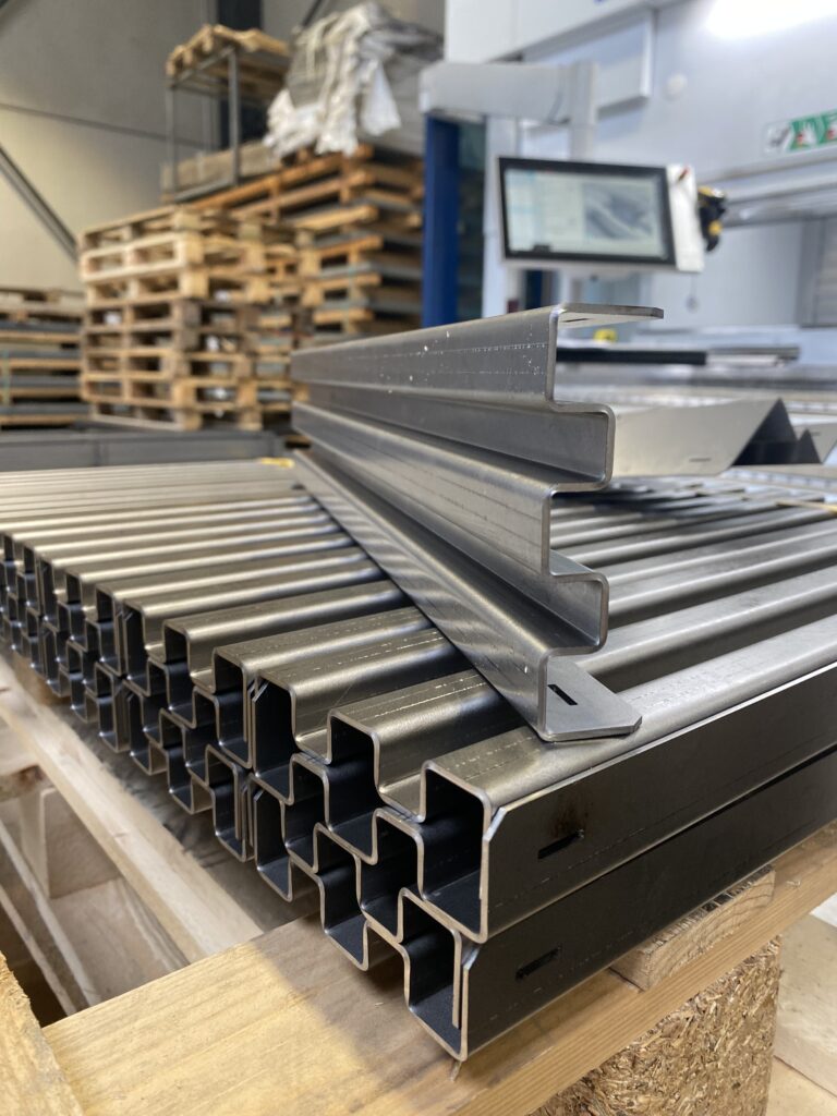 Tôles découpées pliées